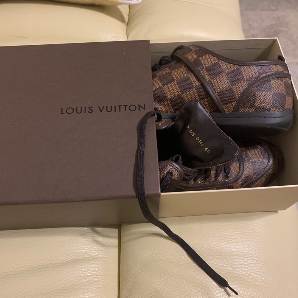 Louis Vuitton sneaker size 40 worn twice